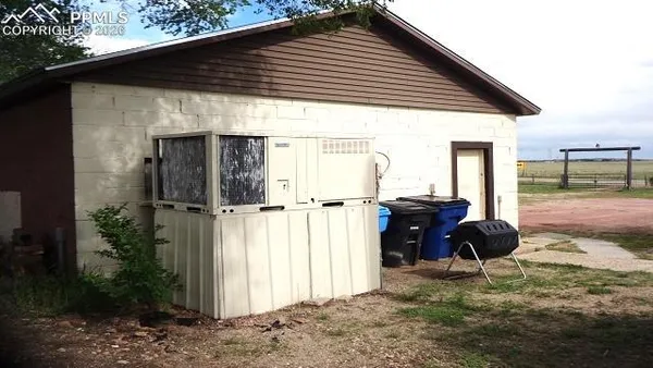 a view of a house with backyard