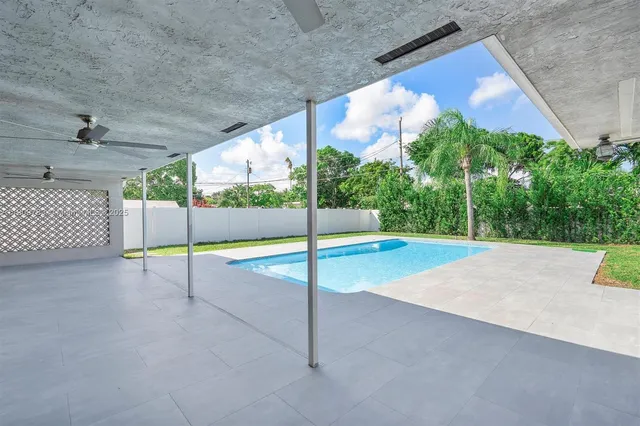 a view of a backyard