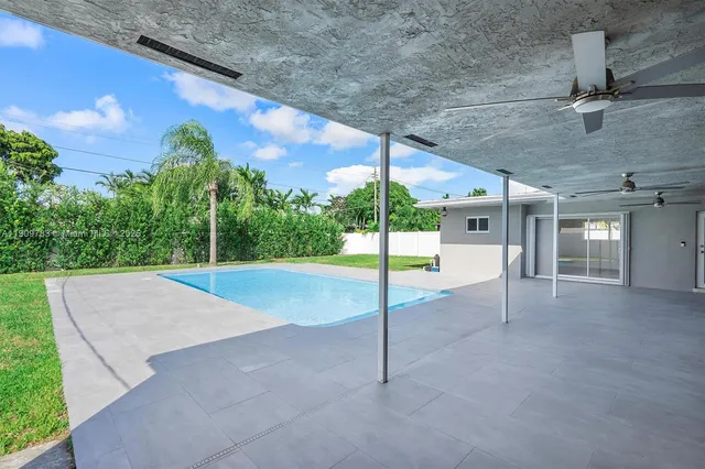 a view of a backyard