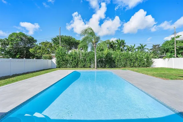 a view of a yard with a house
