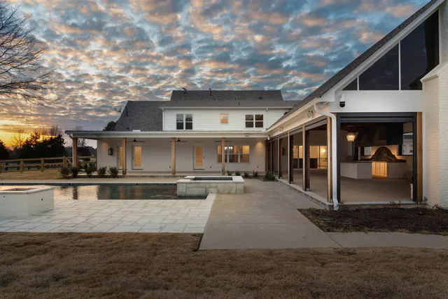a view of a house with backyard and trees