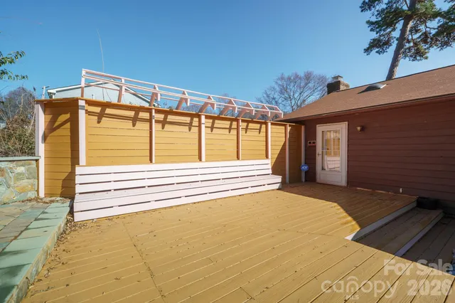 a view of a backyard