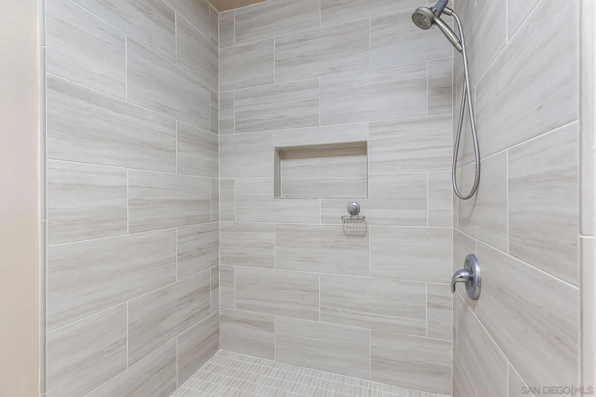 1434 Marshall Road, Unit 56 Alpine, CA 91901 - Photo 8 of 14 a bathroom with a shower