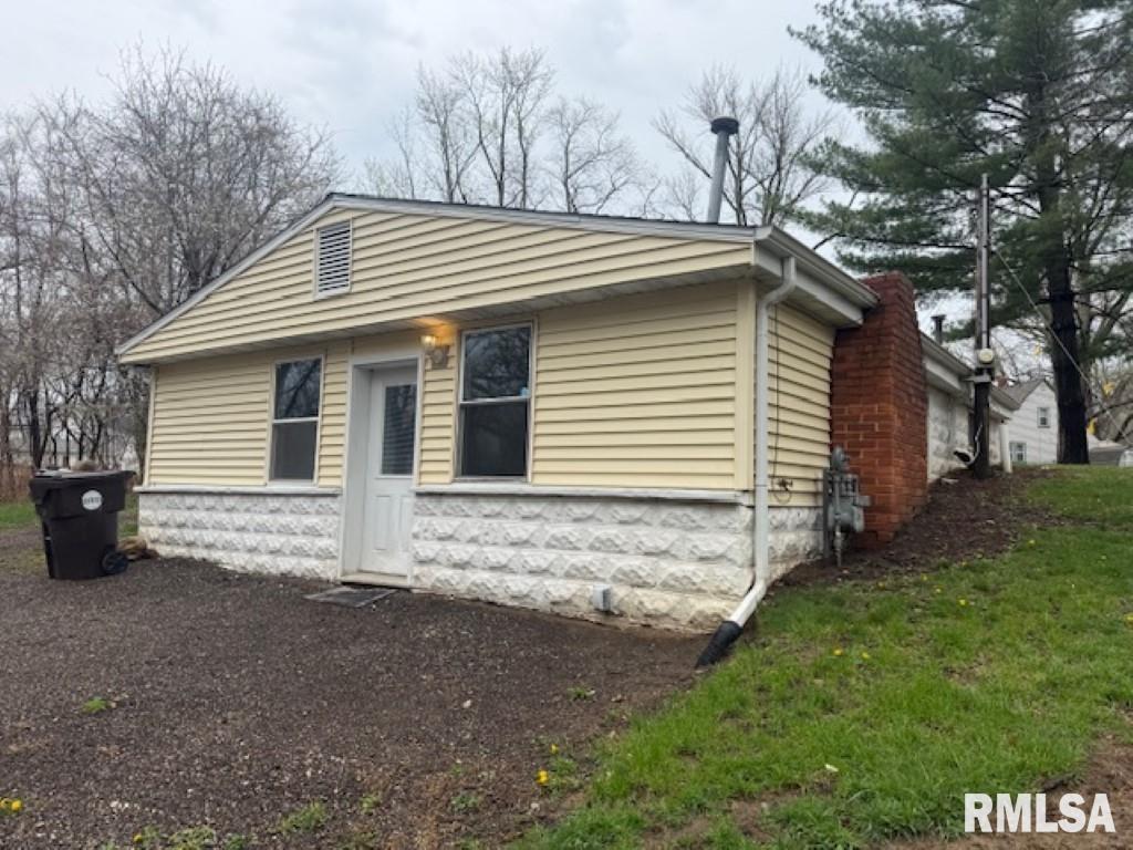 129 Edgehill Avenue Creve Coeur, IL 61610 - Photo 2 of 17