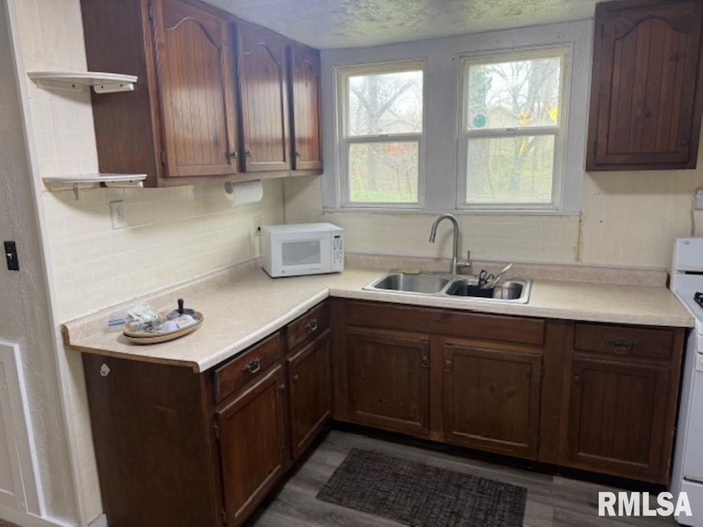 129 Edgehill Avenue Creve Coeur, IL 61610 - Photo 3 of 17