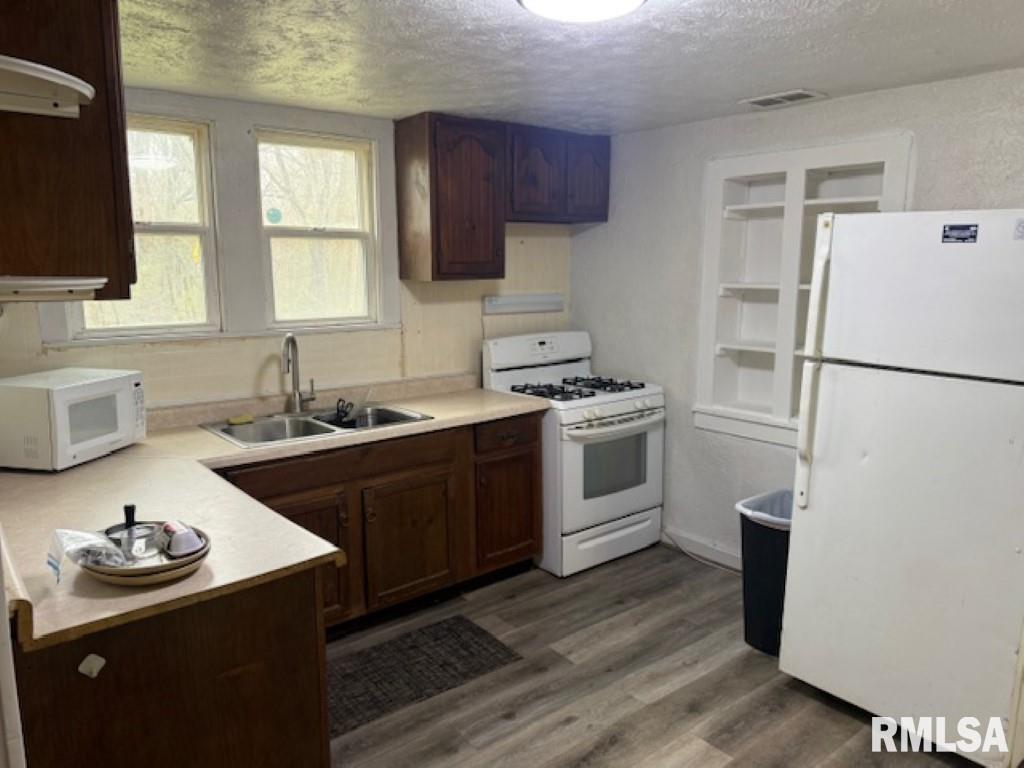129 Edgehill Avenue Creve Coeur, IL 61610 - Photo 4 of 17