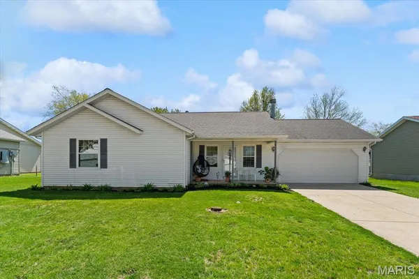 $215,000 | 120 East Hunters Ridge, Valmeyer, IL 62295