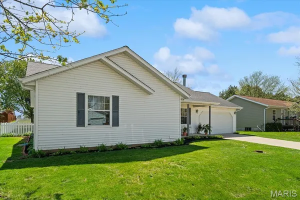 $215,000 | 120 East Hunters Ridge, Valmeyer, IL 62295