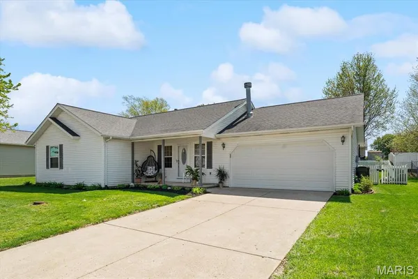 $215,000 | 120 East Hunters Ridge, Valmeyer, IL 62295