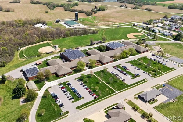 $215,000 | 120 East Hunters Ridge, Valmeyer, IL 62295