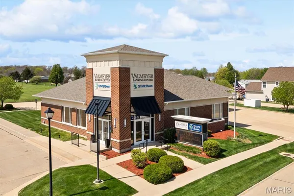 $215,000 | 120 East Hunters Ridge, Valmeyer, IL 62295