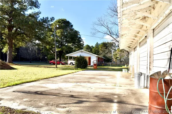 a view of yard with green space