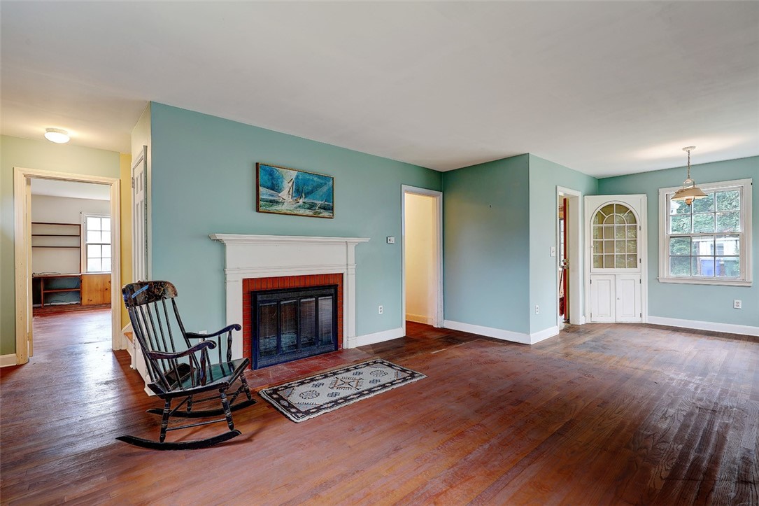 26 Acacia Road Bristol, RI 02809 - Photo 7 of 31 Living Room