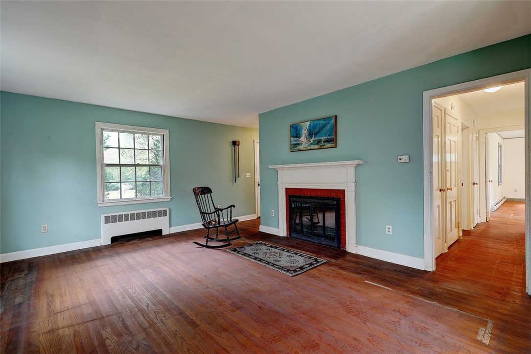 26 Acacia Road Bristol, RI 02809 - Photo 8 of 31 Living Room