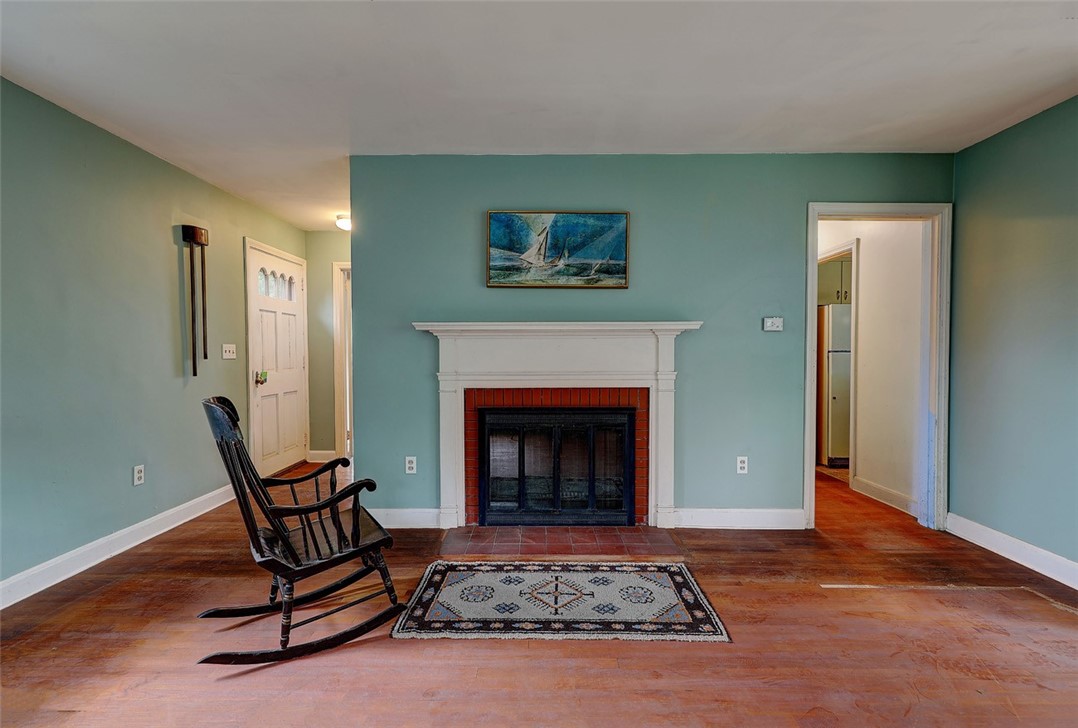 26 Acacia Road Bristol, RI 02809 - Photo 9 of 31 Living Room