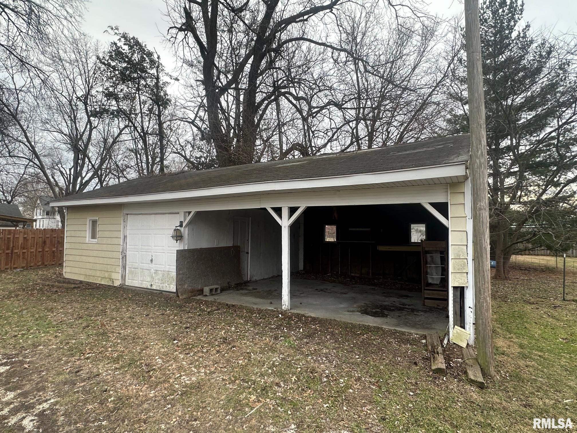 137 West Chambers Street Jacksonville, IL 62650 - Photo 1 of 4