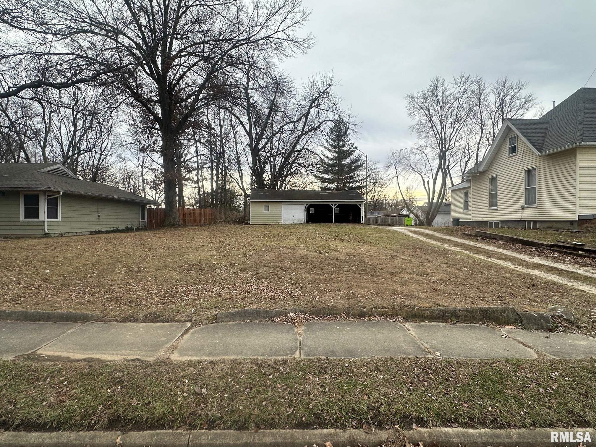 137 West Chambers Street Jacksonville, IL 62650 - Photo 2 of 4