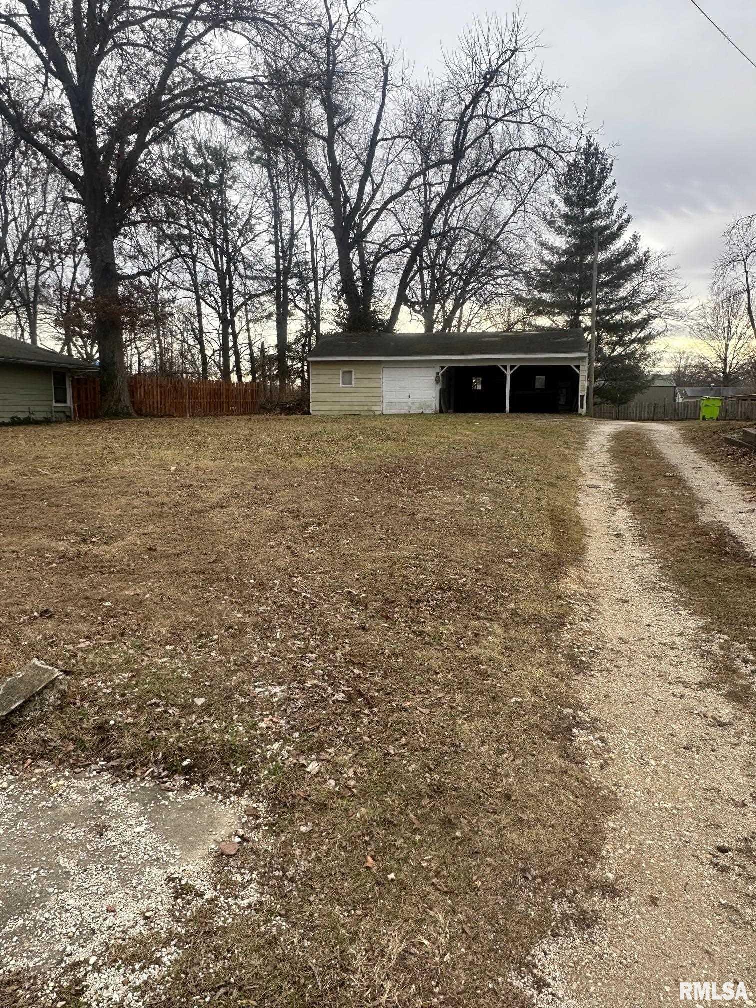 137 West Chambers Street Jacksonville, IL 62650 - Photo 3 of 4