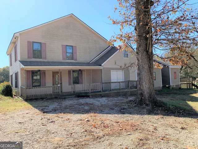 a view of a house with a yard