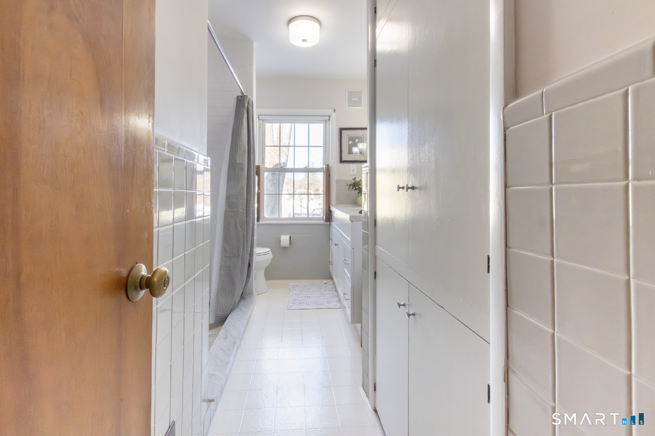 215 Fernwood Road Trumbull, CT 06611 - Photo 15 of 40