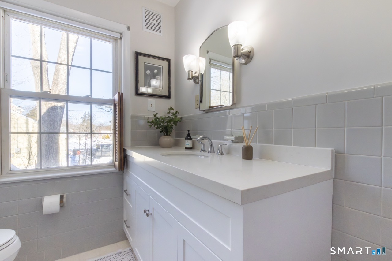 215 Fernwood Road Trumbull, CT 06611 - Photo 16 of 40