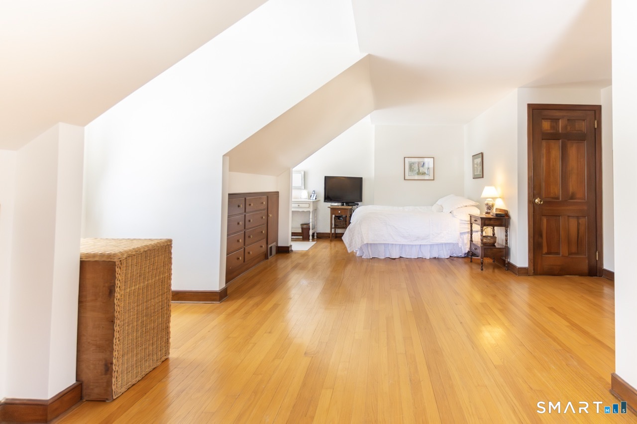 215 Fernwood Road Trumbull, CT 06611 - Photo 17 of 40