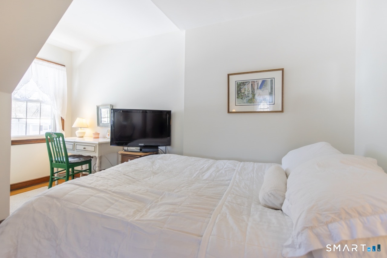 215 Fernwood Road Trumbull, CT 06611 - Photo 20 of 40