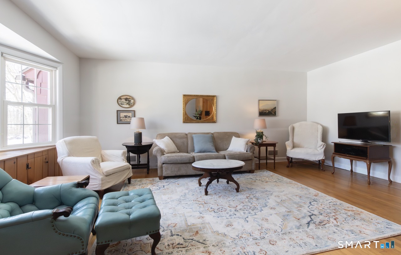 215 Fernwood Road Trumbull, CT 06611 - Photo 4 of 40