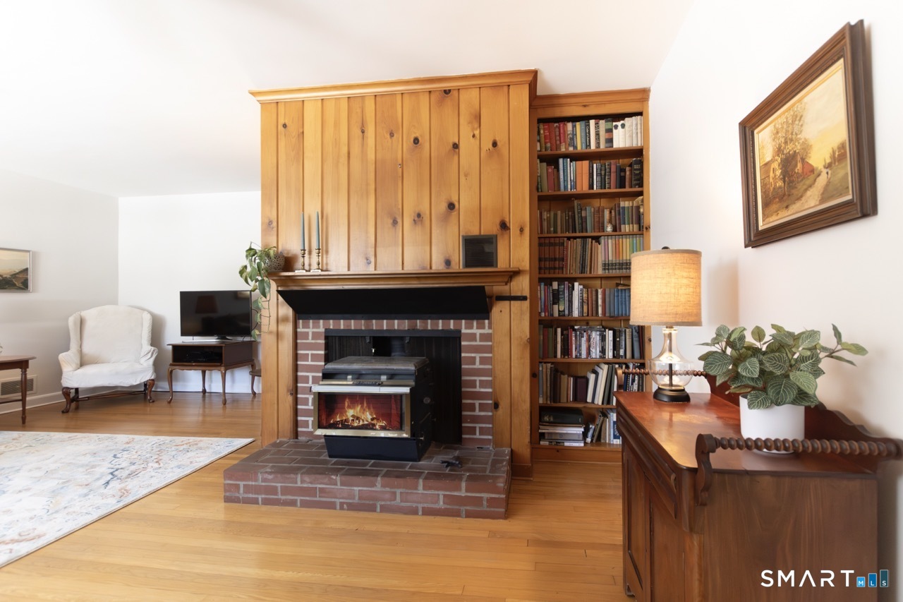 215 Fernwood Road Trumbull, CT 06611 - Photo 6 of 40