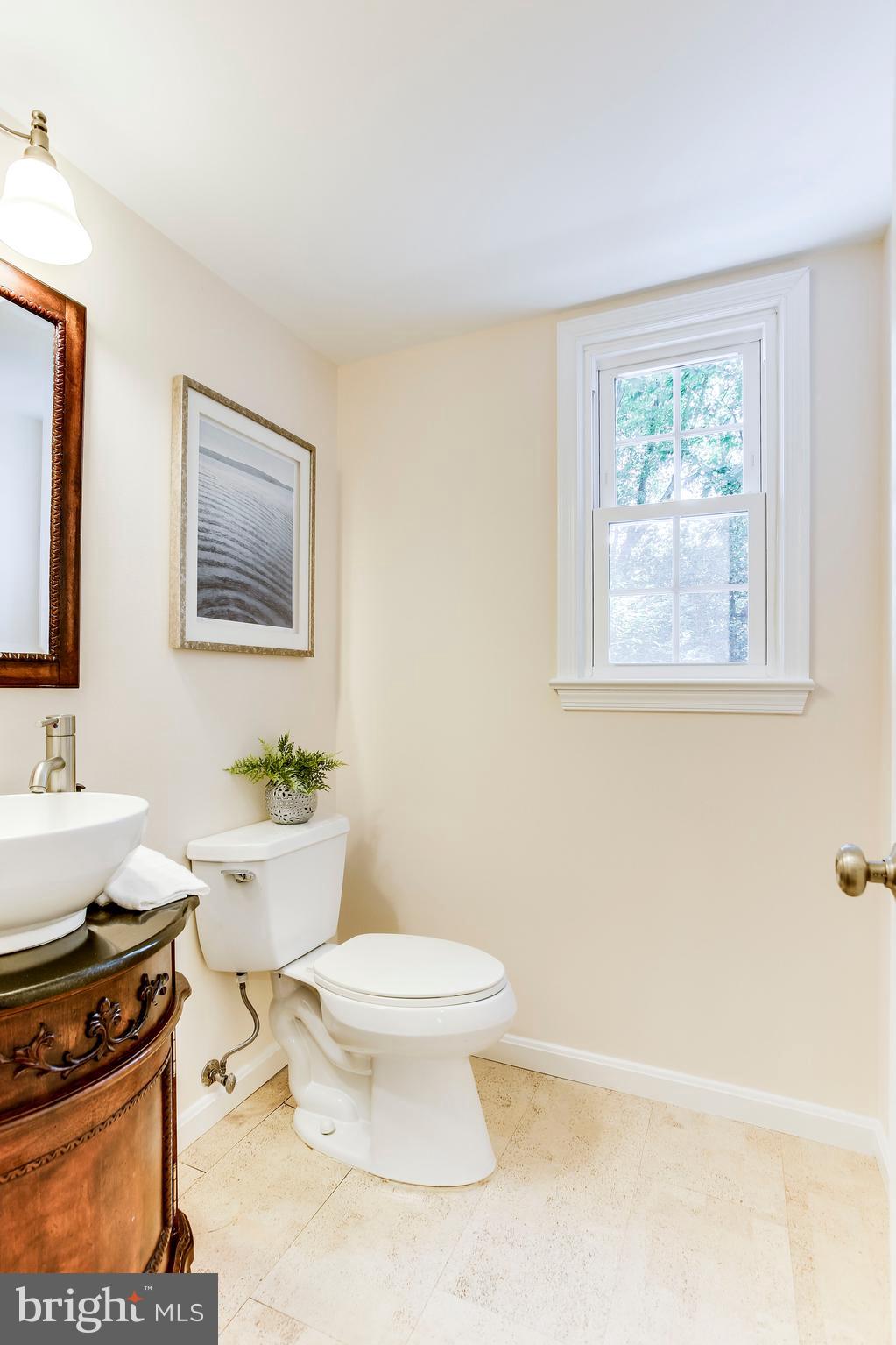 2093 Cobblestone Lane Reston, VA 20191 - Photo 19 of 43 Main level powder room