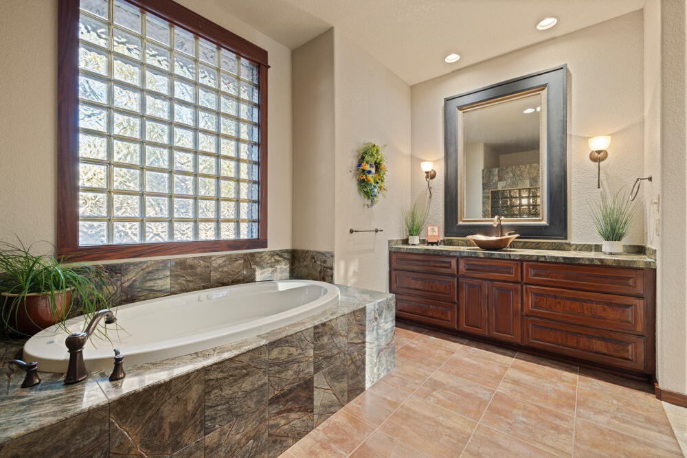 6012 Cooper's Hawk Road Klamath Falls, OR 97601 - Photo 32 of 58 Master Bath