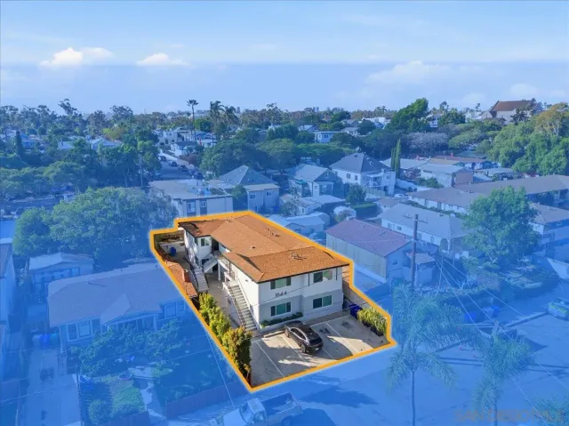 a view of a yard in the back