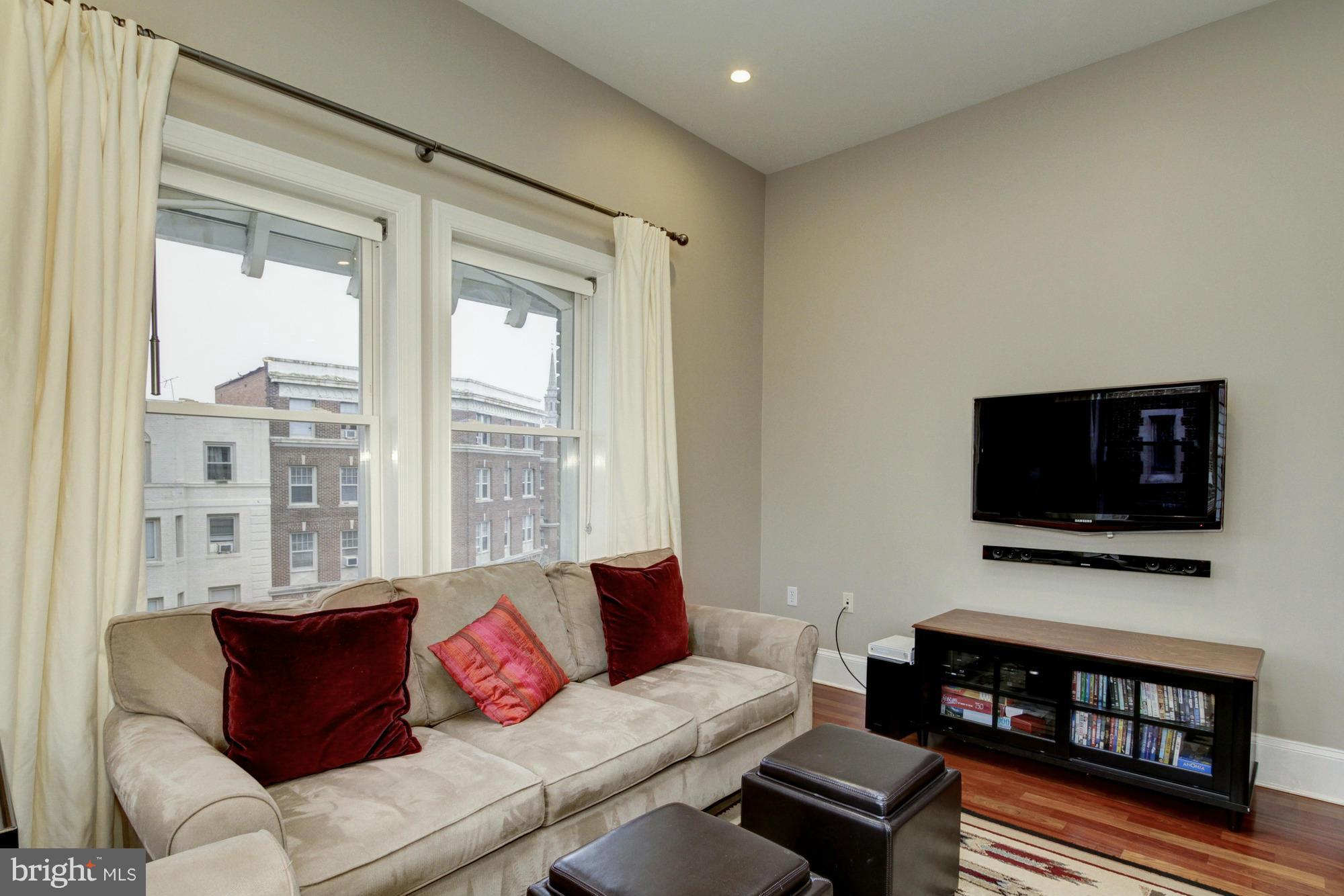 1465 Columbia Road Northwest, Unit 401 Washington, DC 20009 - Photo 8 of 24 Living Room