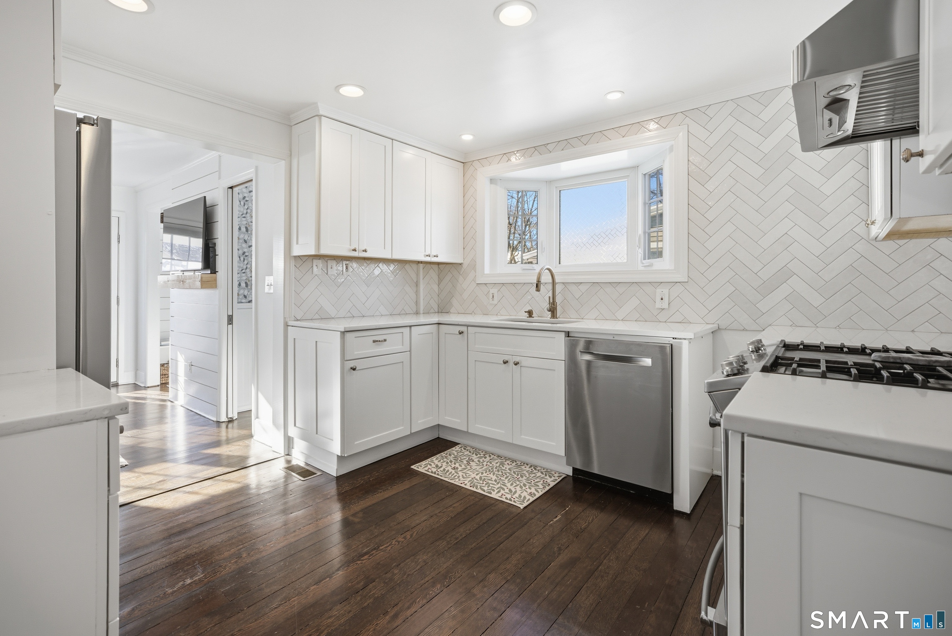 25 Helen Street Fairfield, CT 06824 - Photo 7 of 22