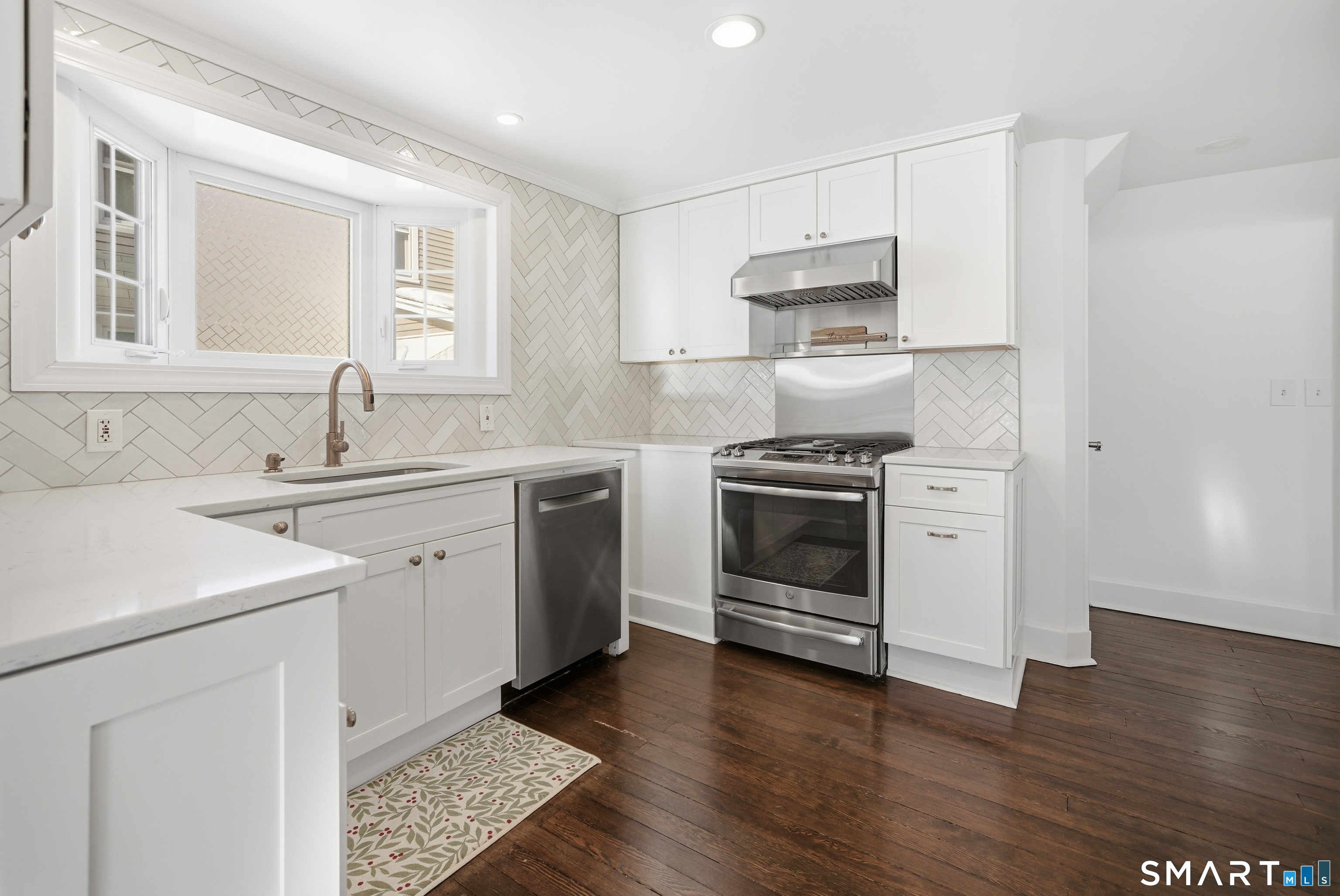 25 Helen Street Fairfield, CT 06824 - Photo 8 of 22