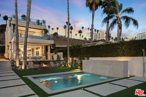 $19,500,000 | 940 Palisades Beach Road, Santa Monica, CA 90403
