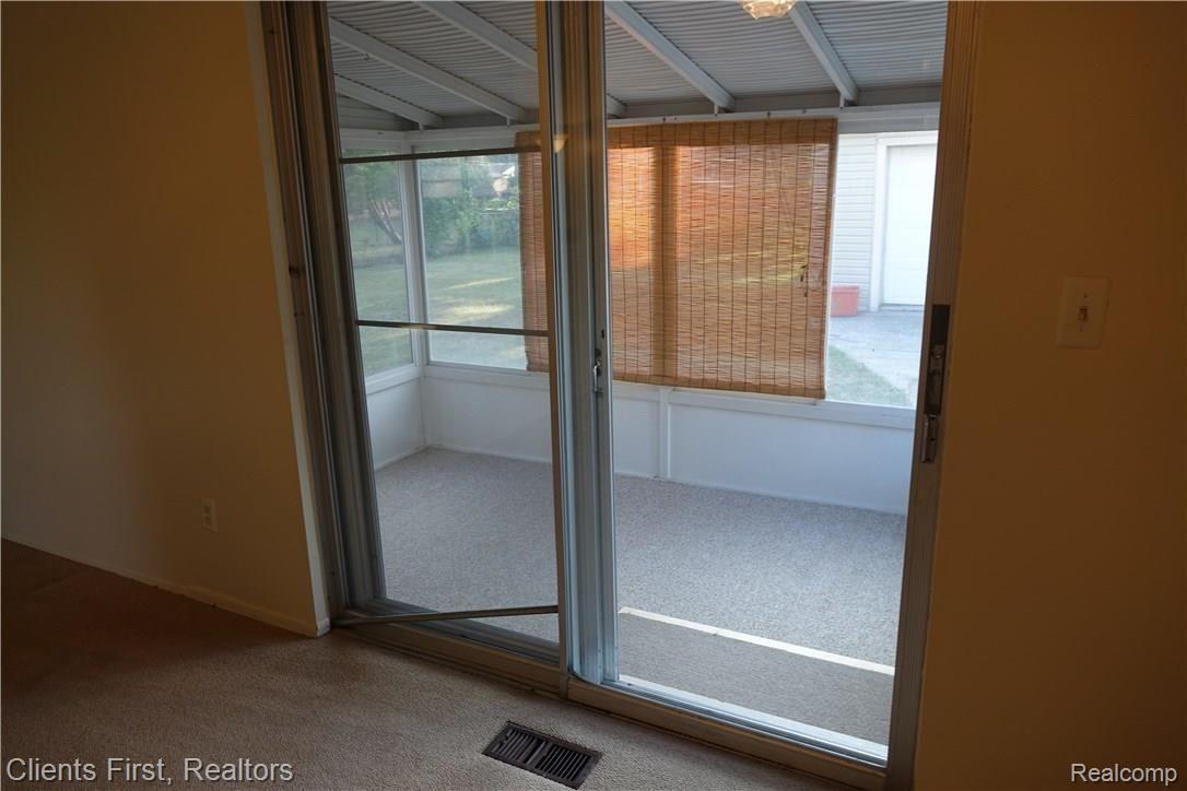14969 Newburgh Road Livonia, MI 48154 - Photo 9 of 26 DSC04781.JPG