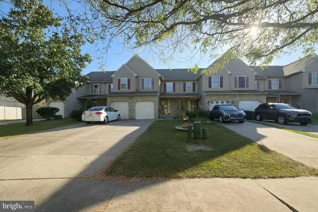 $325,000 | 1716 Brookstone Drive, Alburtis, PA 18011