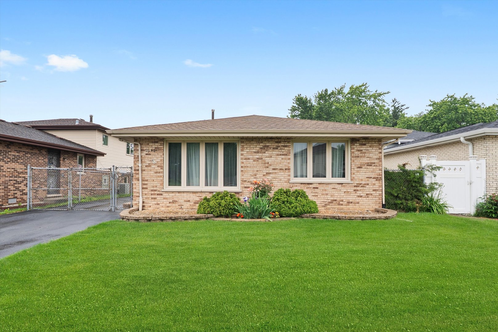7542 Mason Avenue Burbank, IL 60459 - Photo 33 of 49 a front view of house with a garden