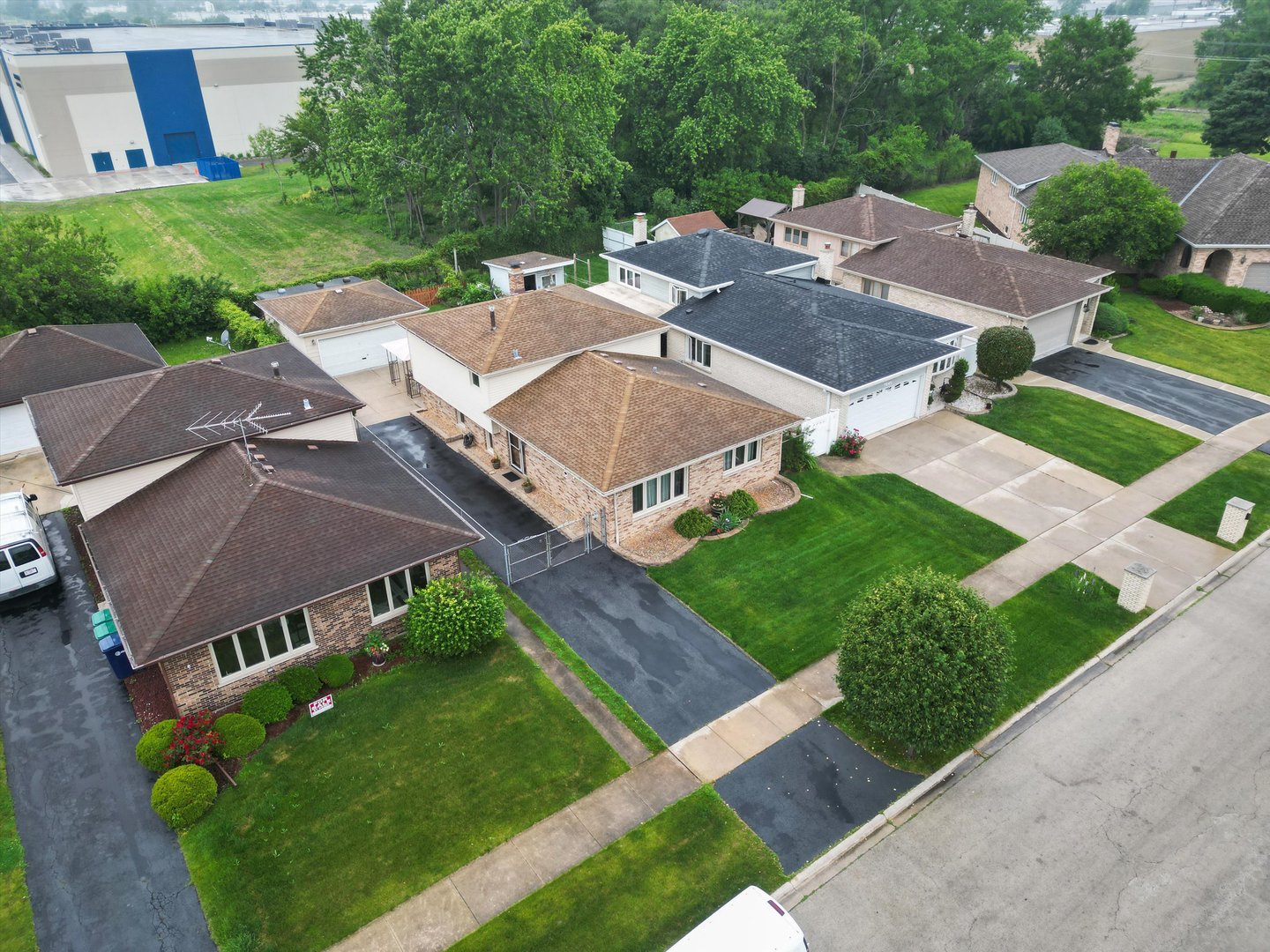 7542 Mason Avenue Burbank, IL 60459 - Photo 40 of 49 an aerial view of a house with a garden