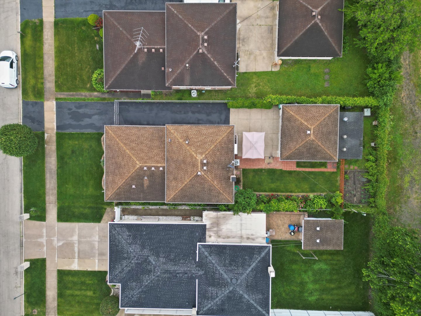 7542 Mason Avenue Burbank, IL 60459 - Photo 42 of 49 an aerial view of a house with a garden and a car park