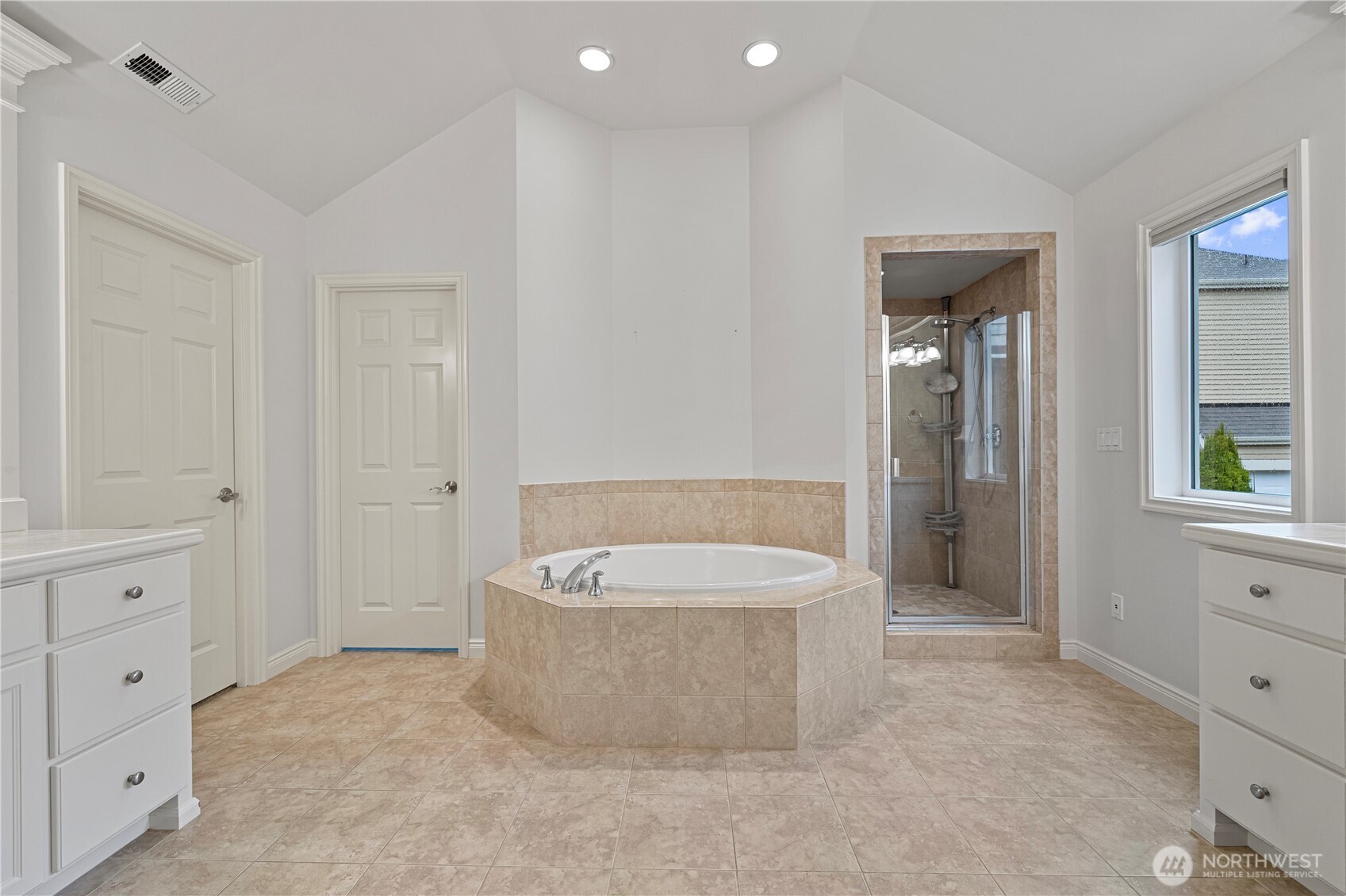 2422 Northeast Davis Loop Issaquah, WA 98029 - Photo 32 of 40