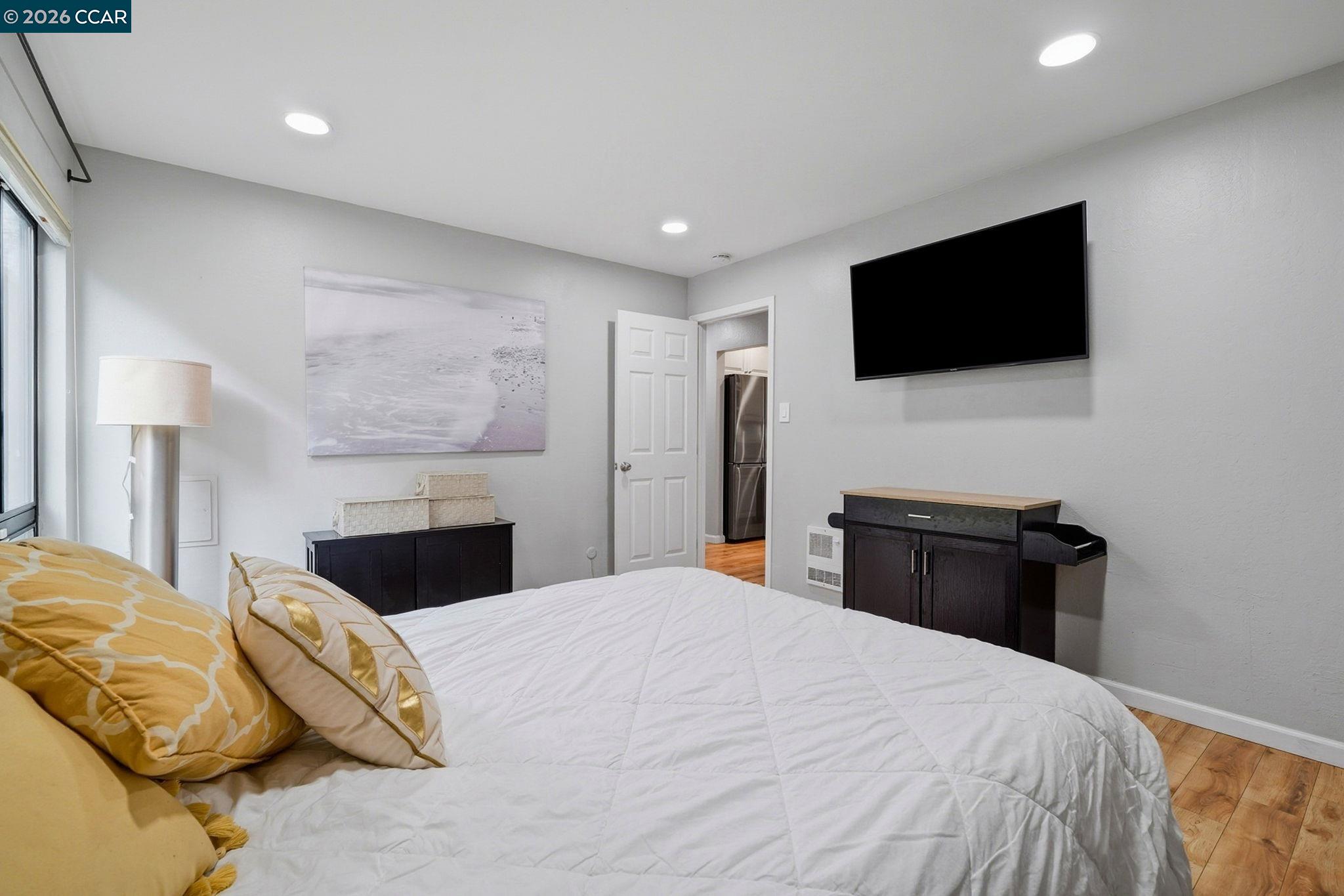 9025 Alcosta Boulevard, Unit 259 San Ramon, CA 94583 - Photo 15 of 40 a bedroom with a bed and a flat screen tv