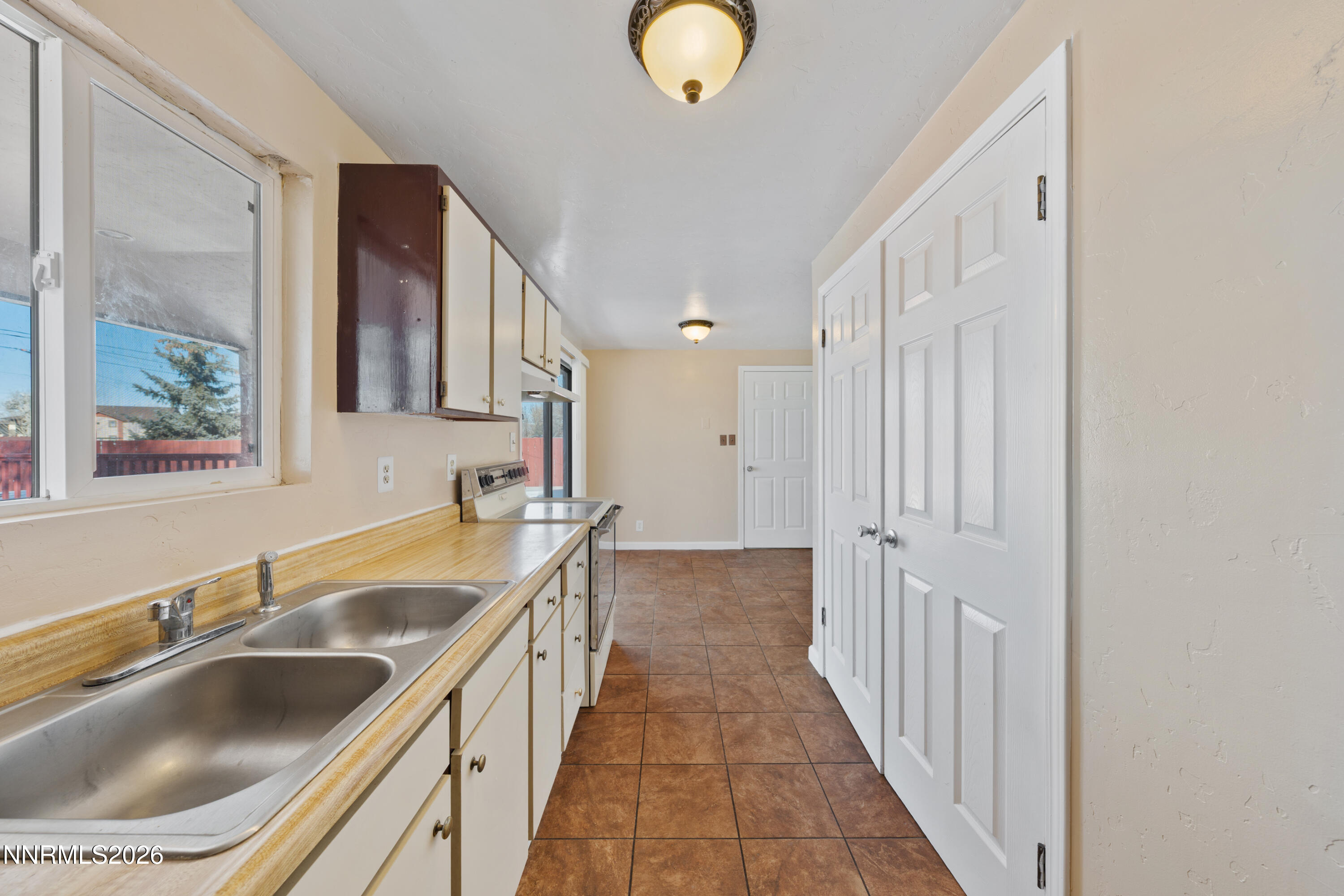 9035 Fremont Way Reno, NV 89506 - Photo 14 of 44 a bathroom with a sink and a bathtub