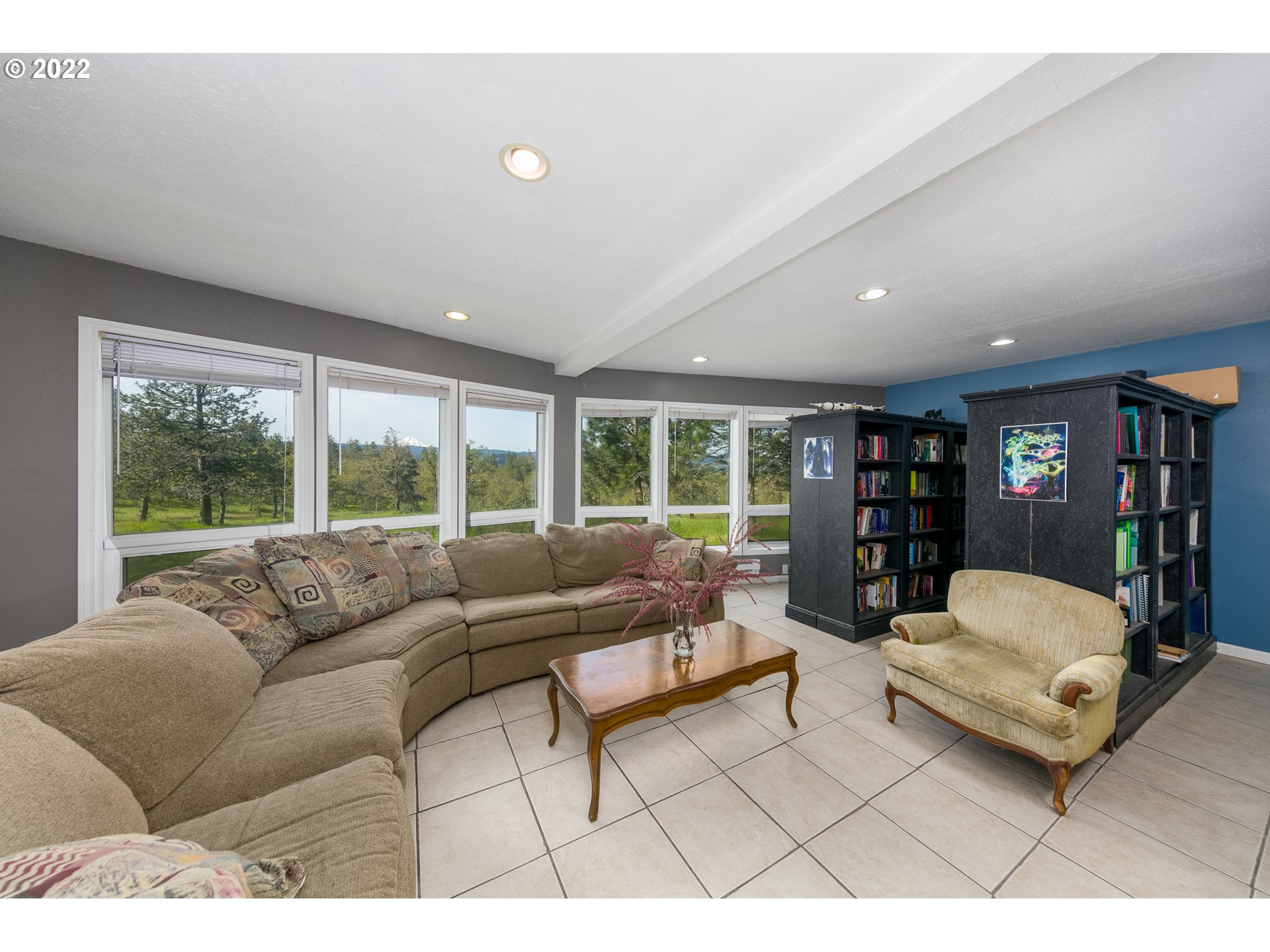1710 State Road Mosier, OR 97040 - Photo 17 of 32 Living Room
