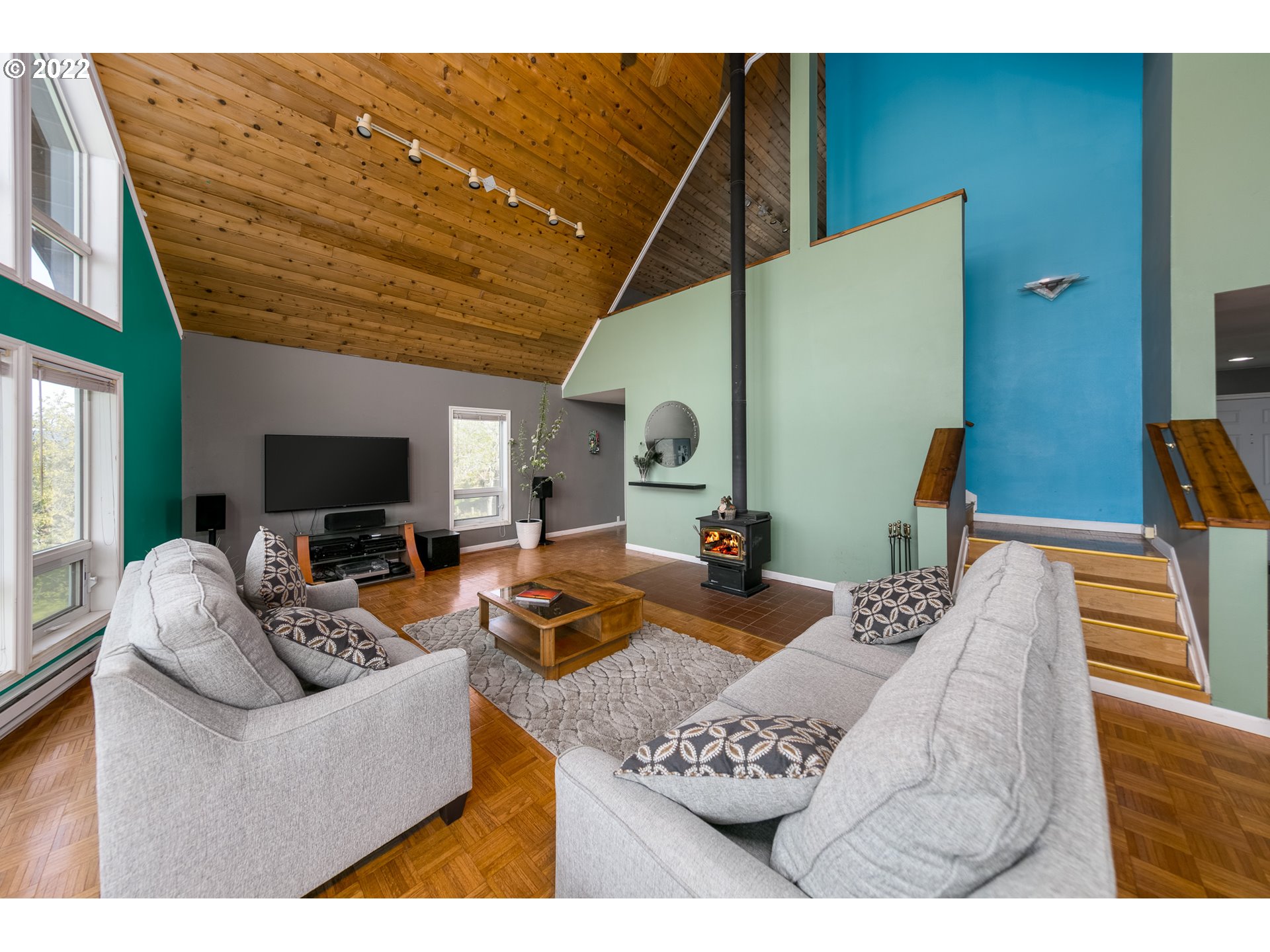 1710 State Road Mosier, OR 97040 - Photo 7 of 32 Living Room