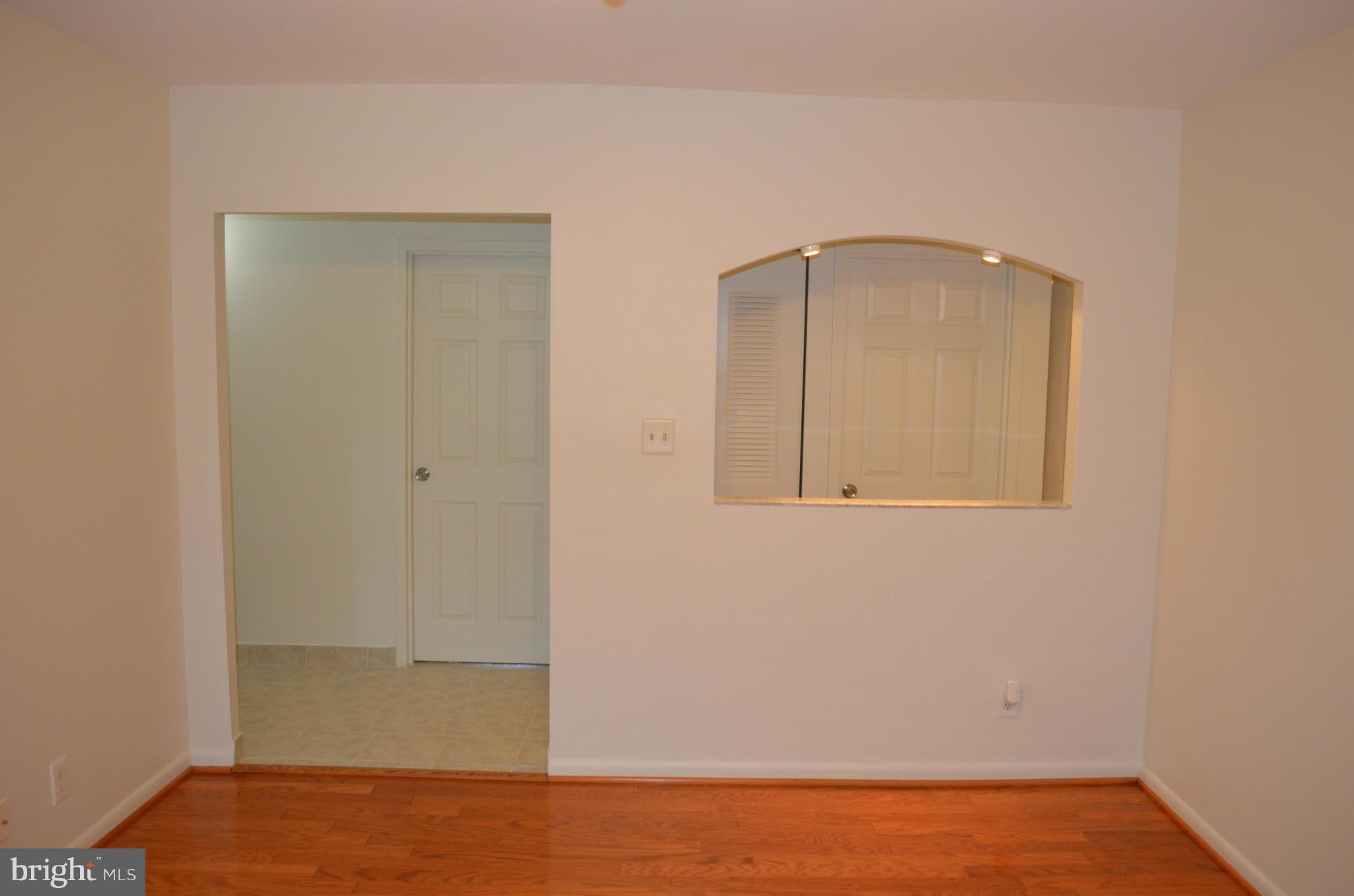2210 Castle Rock Square, Unit 21C Reston, VA 20191 - Photo 6 of 23 Living Room