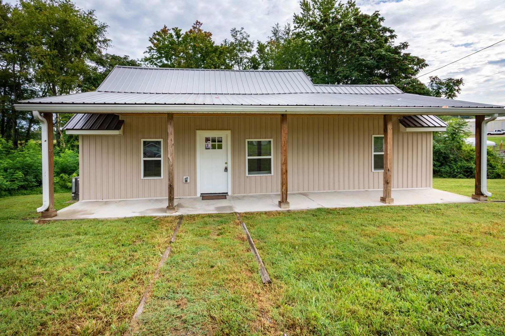 605 Days Road Lafayette, TN 37083 - Photo 1 of 17