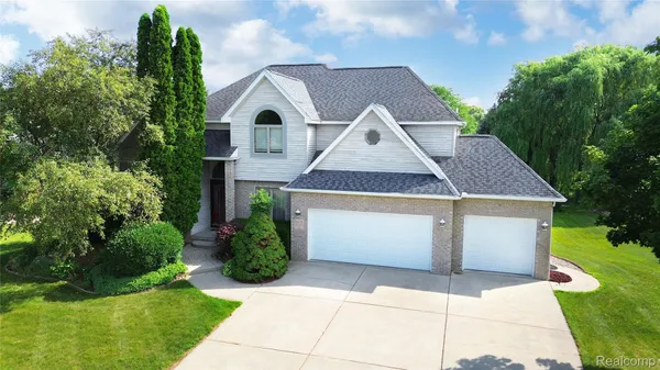 $400,000 | 6476 Stonebrook Lane, Flushing, MI 48433