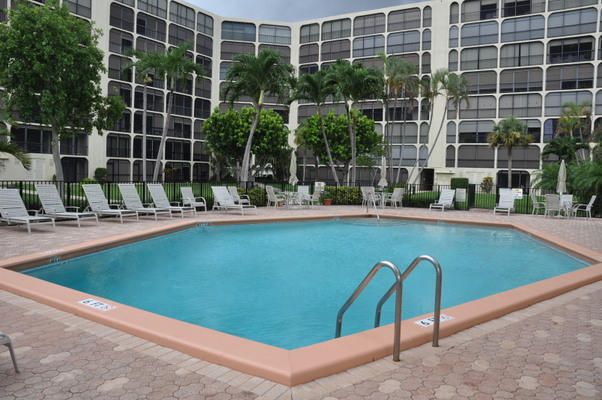 1627 Riverview Road, Unit 815 Deerfield Beach, FL 33441 - Photo 2 of 30 Pool & Building